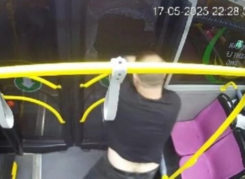 Bakıda sərxoş kişi sərnişin avtobusunun şüşəsini sındırdı: “Saxla maşını, ala…” – VİDEO