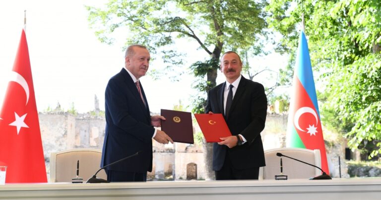 Türkiyəli analitiklərdən ŞOK: “İkitərəfli yox, üçtərəfli sülh sazişi imzalanmalıdır, əks halda Azərbaycan hərbi təhdidlərlə üzləşəcək”