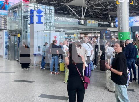Domodedovo hava limanında xaos – Sərnişinlər görün nəyə əl atdı – VİDEO