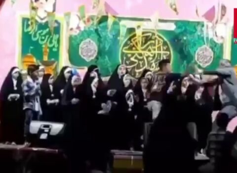 İranda ŞOK OLAY: Dini mərasimdə aparıcıya hücum edildi – VİDEO