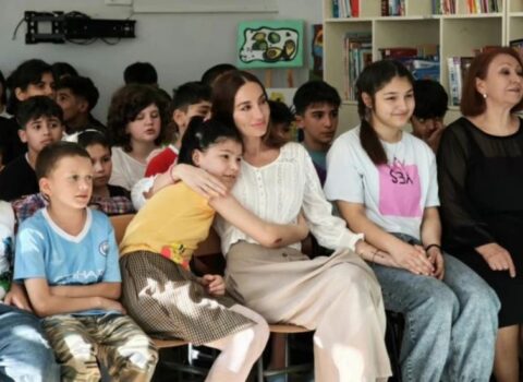Arzu Əliyeva “Ümid Yeri” Uşaq Sığınacağını ziyarət edib
