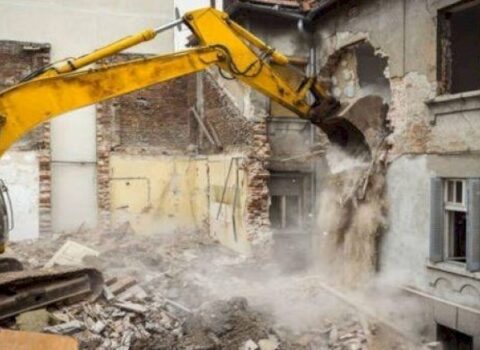 Bakıda söküntü zamanı insident – Şirkətin ekskavatoru yandırıldı, həbs edilən var