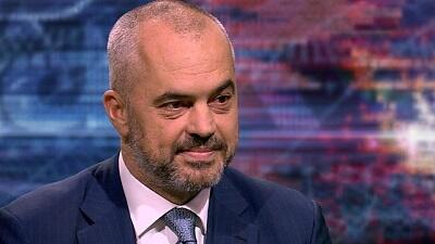 Albaniya prezidenti Meloninin qarşısında diz çökdü – Video