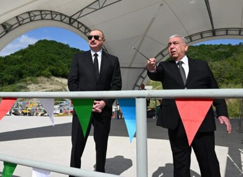 İlham Əliyev Bakı-Qəbələ avtomobil yolunda görülən işlərlə tanış oldu – FOTOLAR