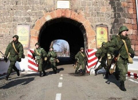 Ermənistan Gümrüdəki Rusiya bazasını bağlamağa hazırlaşır: Lavrovun təcili İrəvan səfərinin PƏRDƏARXASI