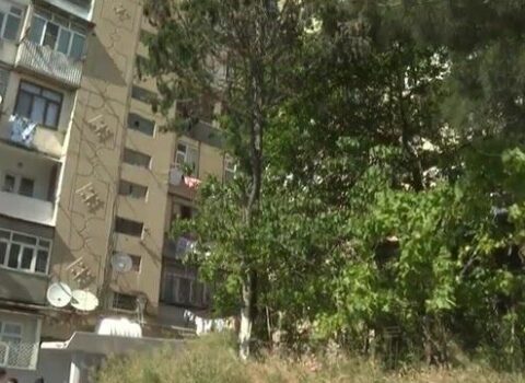 Bakıda binada ilanlar kök salıb – Sakinlər təşvişdə – VİDEO