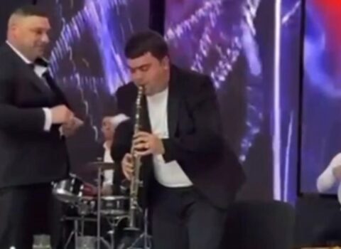 Mahir Şükürov öz toyunda pul səpələdi
