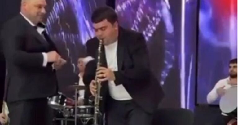 Mahir Şükürov öz toyunda pul səpələdi