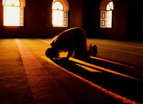 Namazın əli bağlı və ya açıq qılınması haqda VACİB AÇIQLAMA: Məzhəblərin fərqli baxışları…