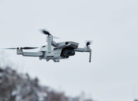 Astanada dron qadını pəncərədən uzaqlaşmağa çağırdı – Parada hazırlıq gizli şəraitində aparılır (VİDEO)
