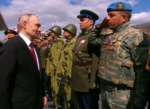Putin azərbaycanlı polkovniklə salamlaşdı – Video