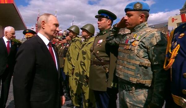 Putin azərbaycanlı polkovniklə salamlaşdı – Video