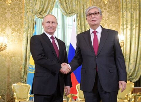 Putin Tokayevin atasını təltif etdi – VİDEO