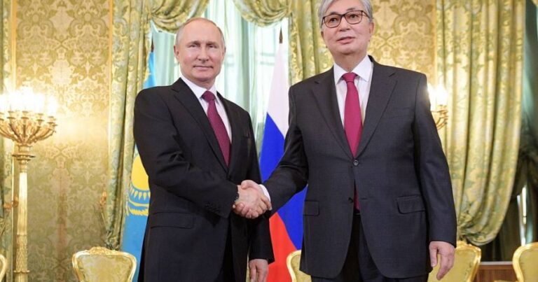 Putin Tokayevin atasını təltif etdi – VİDEO
