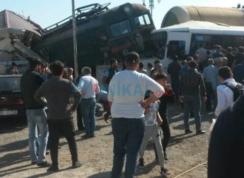 Ağdaşda avtomobil qatara çırpıldı: yaralılar var