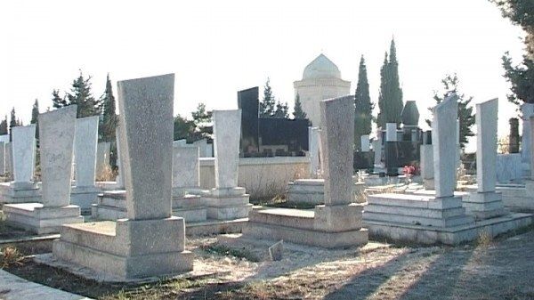 Bakıda qəbiristanlıqda QARA BAZAR: Köhnə və kimsəsiz qəbirlər dağıdılır – Molla isə maklerlik edir