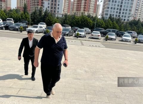 Şərurlu İsfəndiyar məhkəməyə gəldi