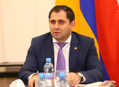 Ermənistanın müdafiə naziri Yunanıstana getdi