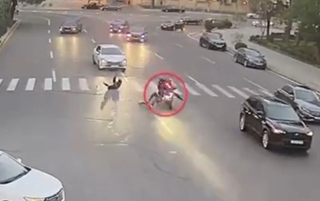 Bakının mərkəzində motosiklet piyadaları belə vurdu – VİDEO