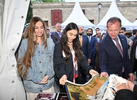 Leyla Əliyeva və Arzu Əliyeva Beynəlxalq Xalça Festivalını ziyarət ediblər