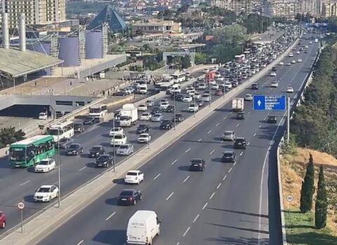 Bakının bir sıra yollarında nəqliyyatın sıxlığı yarandı