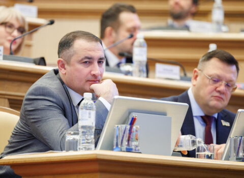 Azərbaycanlı deputat qalmaqallı çıxışdan sonra ölkədən qaçdı