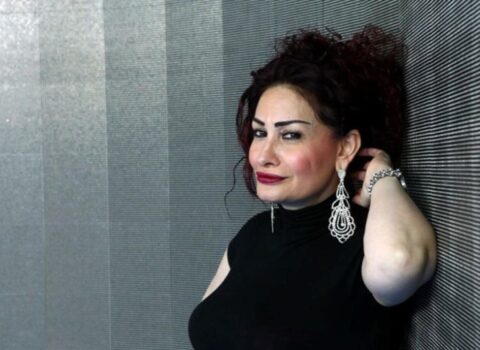 Efirdə DAVA düşdü: müğənni həmkarının üstünə “hücum çəkdi” – VİDEO