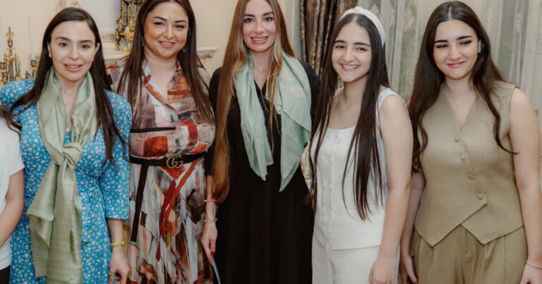Leyla Əliyeva və Arzu Əliyeva “Zeynəbin sehrli dünyası” adlı sərginin açılışında iştirak ediblər – FOTO
