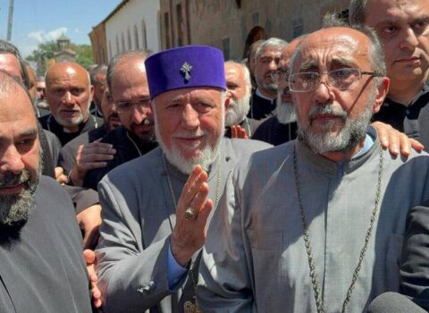 Arxiyepiskop Acapaxyan İstintaq Komitəsinə gəldi – İrəvanda gərginlik davam edir