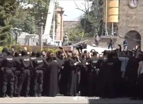 Ermənistanda kilsə və polis arasında gərginlik ARTDI