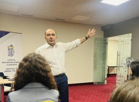 Marukyan: “Paşinyanın ətrafında bir dənə də olsun normal hüquqşünas yoxdur”
