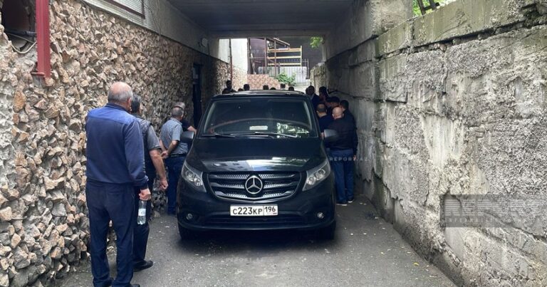 Yekaterinburqda öldürülən iki azərbaycanlının nəşi qohumlarına təhvil verildi