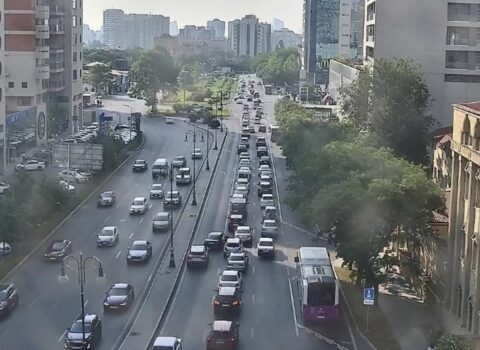 Bakının bir sıra yollarında tıxac yarandı – SİYAHI