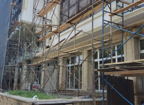 Gəncədə tarixi binanın fasadı Prezidentin qadağan etdiyi materialla üzlənir? – RƏSMİ CAVAB – VİDEO