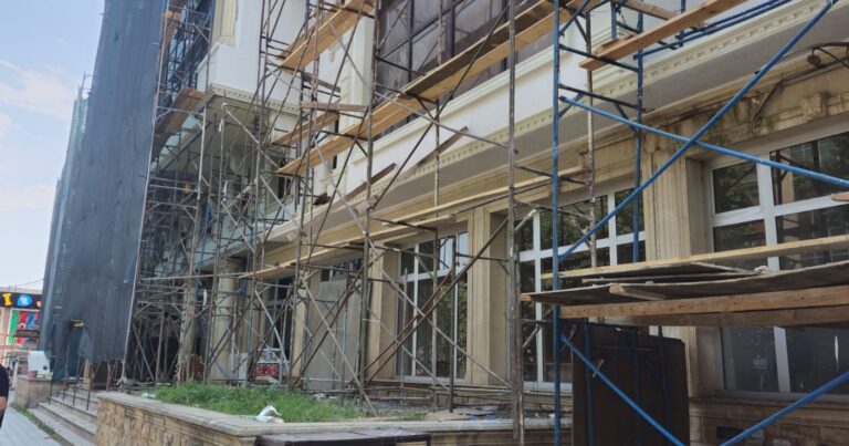 Gəncədə tarixi binanın fasadı Prezidentin qadağan etdiyi materialla üzlənir? – RƏSMİ CAVAB – VİDEO