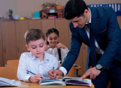 Kişi müəllimlər niyə azalır?