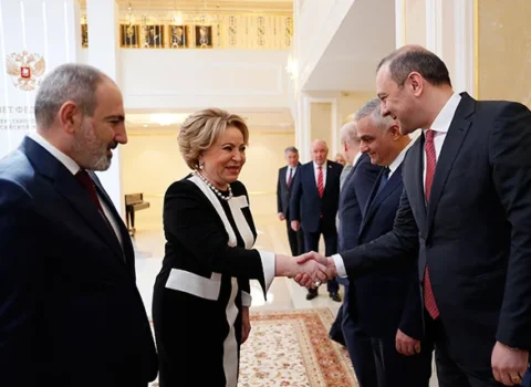 Paşinyan Matviyenko ilə görüşdü