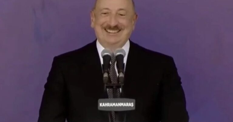Prezident çıxış edərkən yerdən bu sözü dedilər, güldü – VİDEO