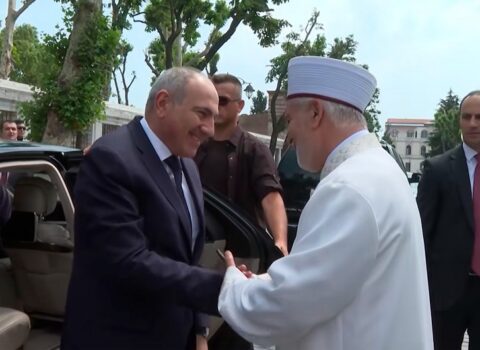 Ermənistanın baş naziri İstanbulda Göy Məscidi ziyarət etdi
