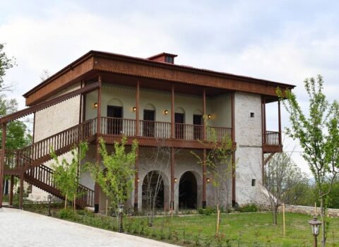 Diplomatlar Şuşada Mehmandarovların malikanəsini ziyarət ediblər