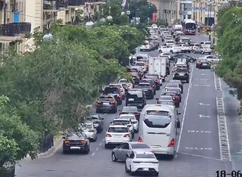 Bakının bir sıra yollarında tıxac yaranıb – SİYAHI