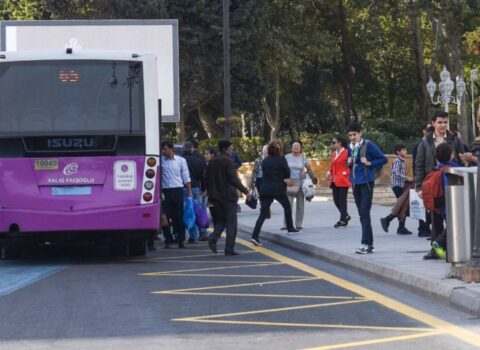 Bəzi avtobuslarda QR ilə ödənişlərdə balansdan beş qəpik artıq gediş haqqı tutulur?