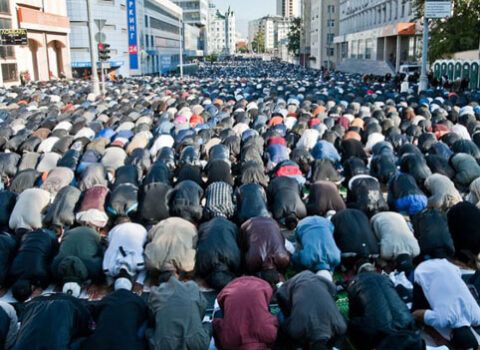 Bakıda yolu bağlayıb namaz qıldılar, sakinlər etiraz etdi – “Dua edirlər, amma biz işə gecikirik”
