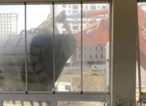 Yasamalda evi sökən ekskavator sürücüsü azadlıqda…