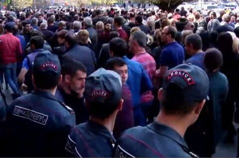 SON DƏQİQƏ: Ermənistanda polis və ruhanilər arasında “müharibə başladı” – VİDEO