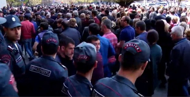 SON DƏQİQƏ: Ermənistanda polis və ruhanilər arasında “müharibə başladı” – VİDEO