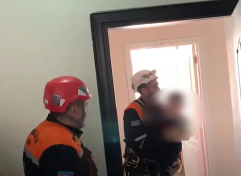 3 və 11 yaşlı uşaqlar bağlı qapı arxasında qaldı – VİDEO