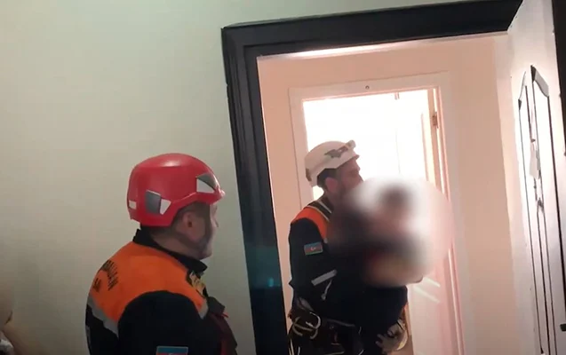 3 və 11 yaşlı uşaqlar bağlı qapı arxasında qaldı – VİDEO