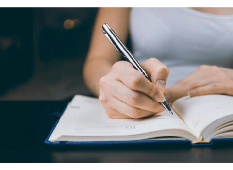 Universitetdə BİABIRÇILIQ: tələbə qız elə geyimdə dərsdə oturdu ki… – VİDEO