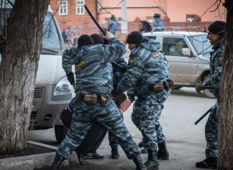 “Ukrayna müharibəsinə göndərmək istəyirdilər” – OMON-çuların işgəncə verdiyi azərbaycanlı